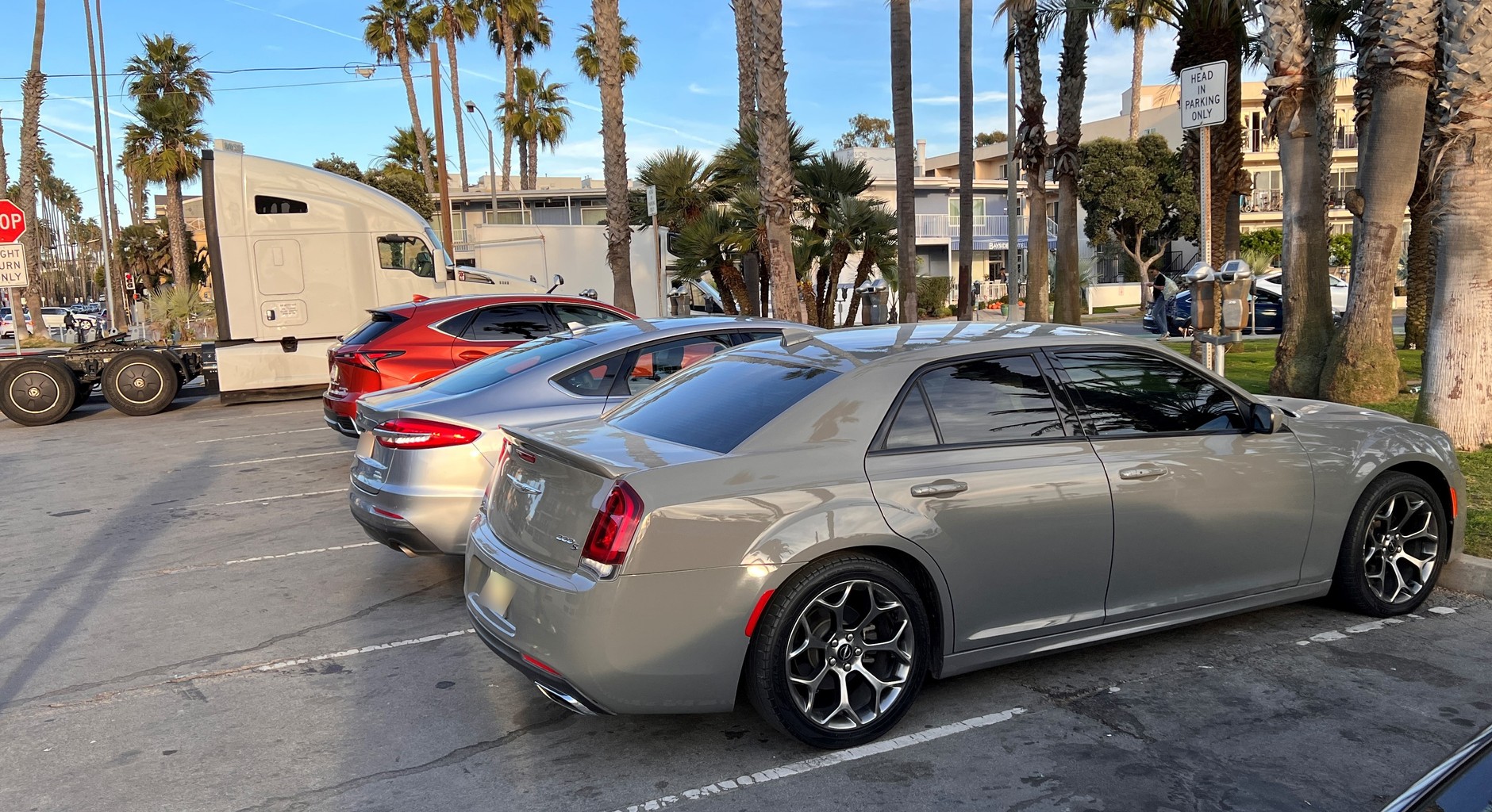 Chrysler 300, Ford Fusion (w Polsce Mondeo) i Lexus NX. W tle klasyczny amerykański truck.