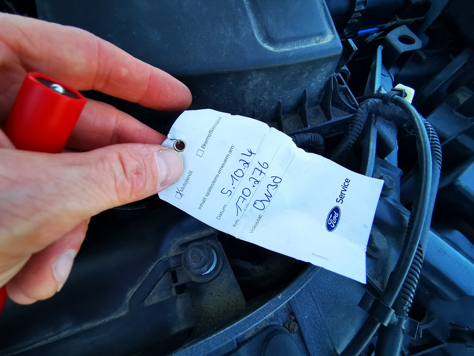 Ford S-Max z dieslem: jeden z licznych śladów serwisowania. W schowku faktury i książka serwisowa ostęplowana przez ASO.