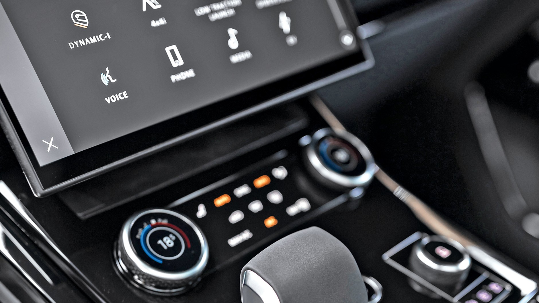 Range Rover Sport P510e AWD: dźwignia skrzyni biegów, obok przyciski trybów pracy zawieszenia