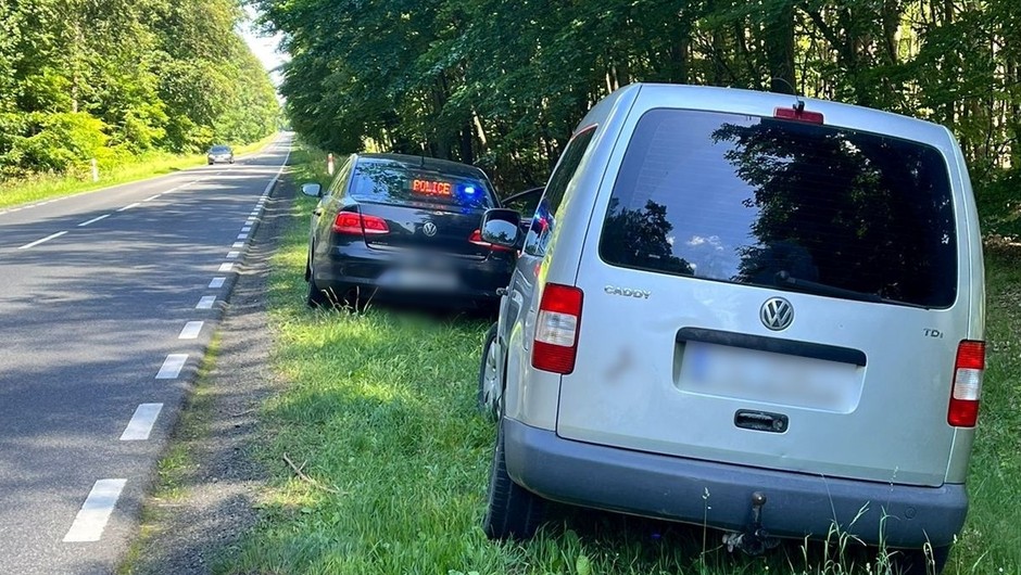 Kierowca tego Volkswagena podczas jazdy wypił pół litra wódki