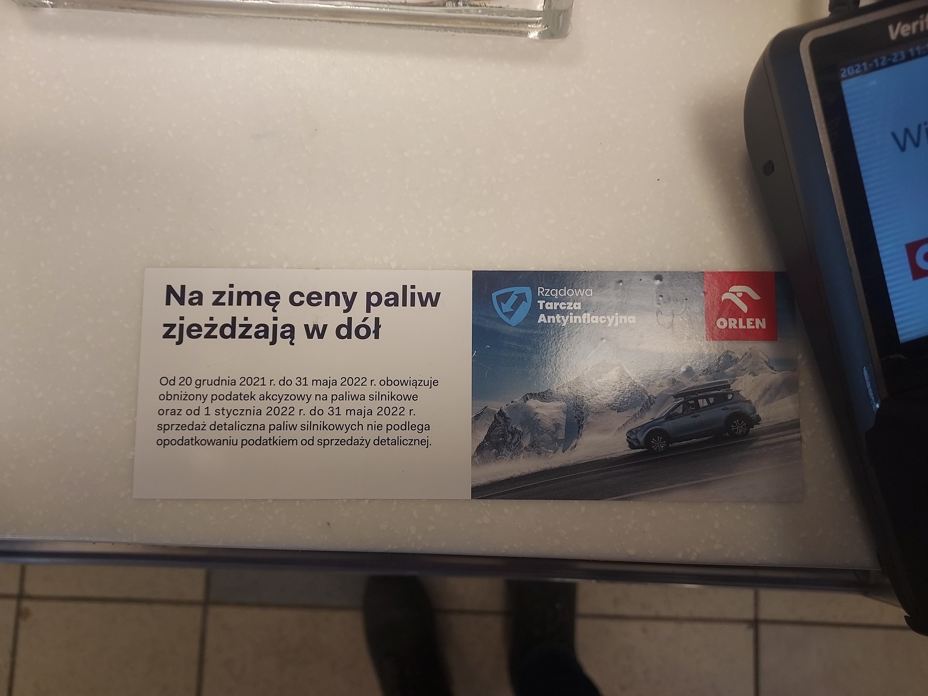 Naklejka informacyjna o obniżce akcyzy Orlen