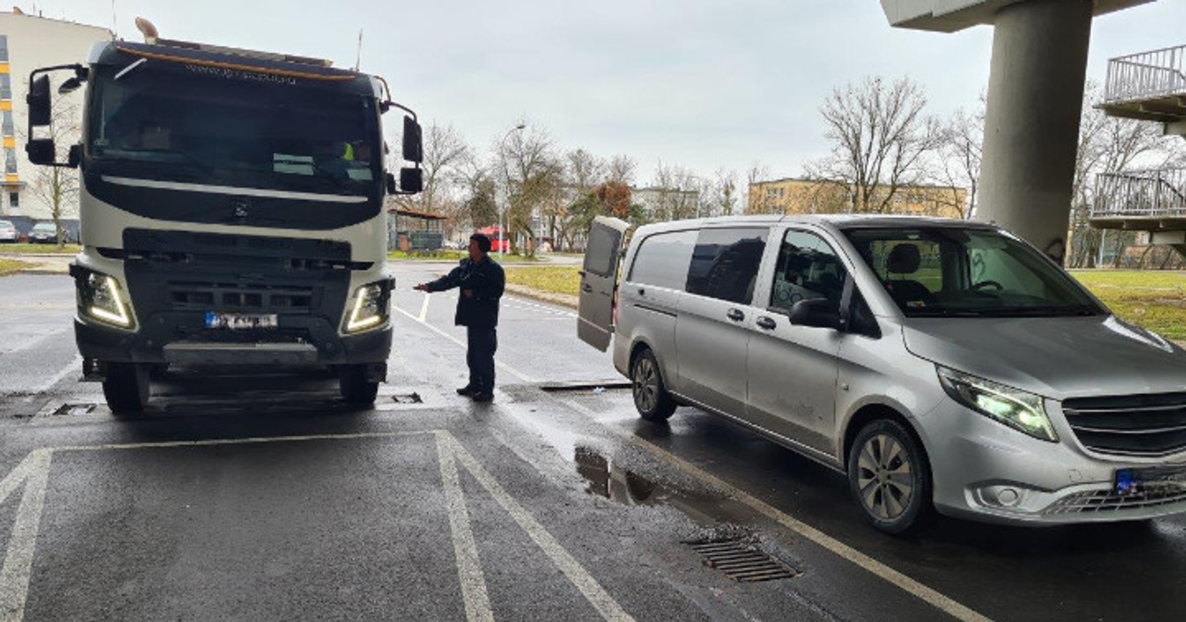 W kontrolowanej ciężarówce patrol Inspekcji Transportu Drogowego (ITD) wykrył szereg zaniedbań