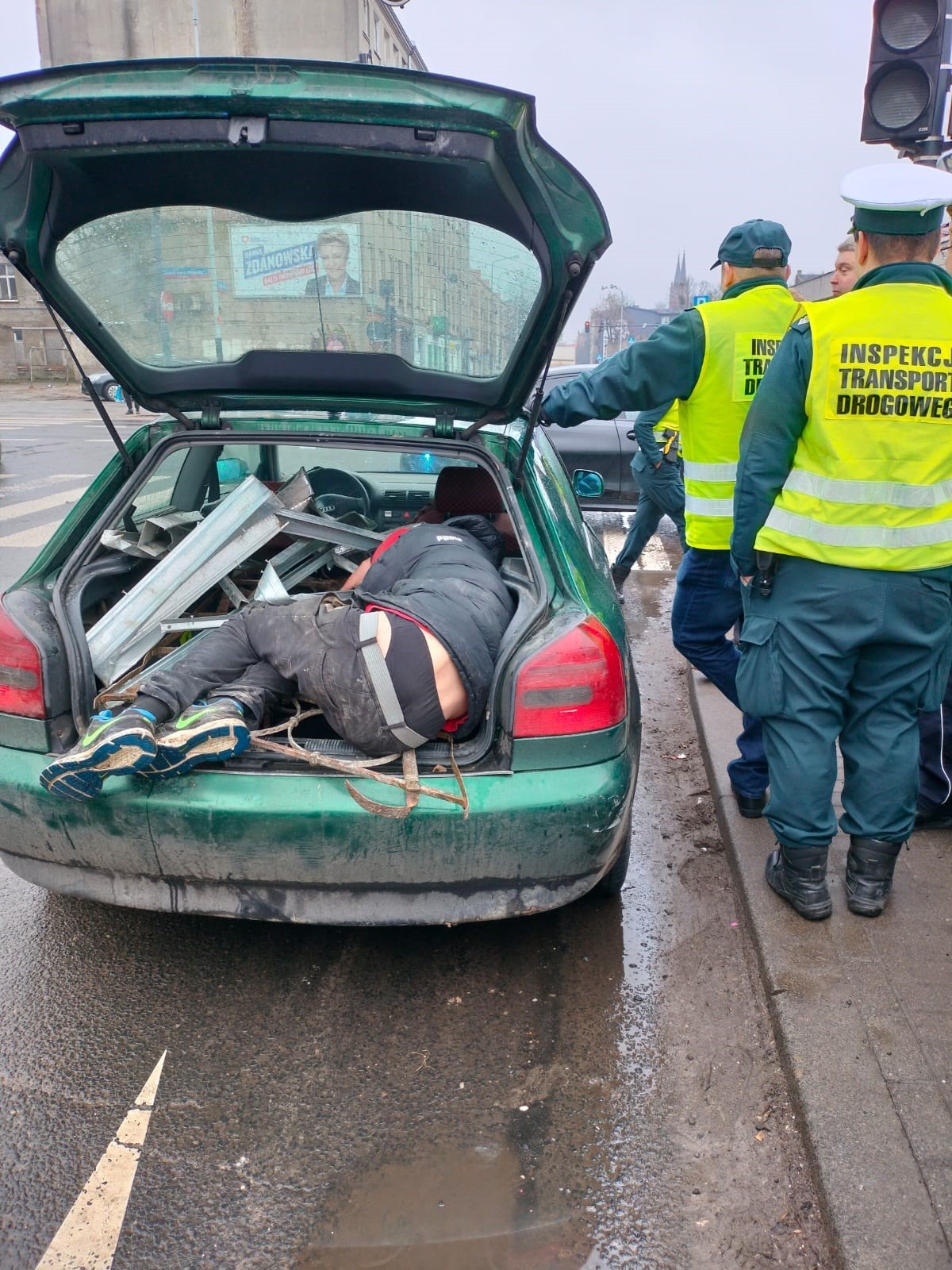jeden z uczestników śpiący w bagażniku