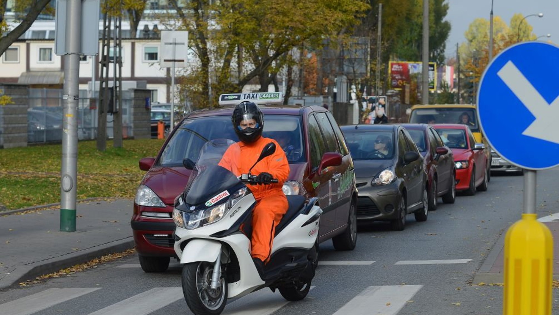 Skuter także wyprzedza stojące przed skrzyżowaniem samochody
