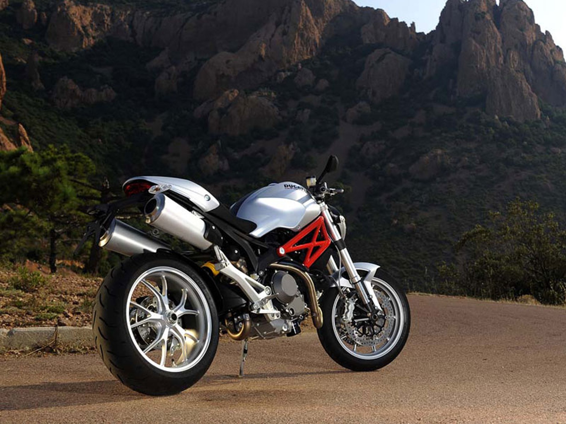 Nowy streetfighter Ducati Monster 1100 (+ wideo)