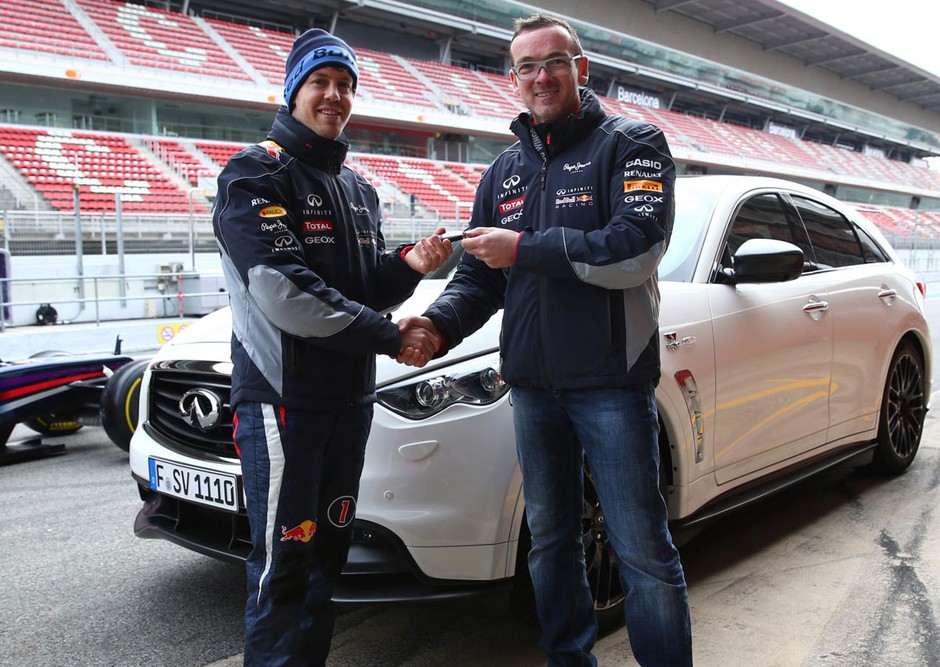 Sebastian Vettel dostaje kluczyki do Infiniti FX Sebastian Vettel