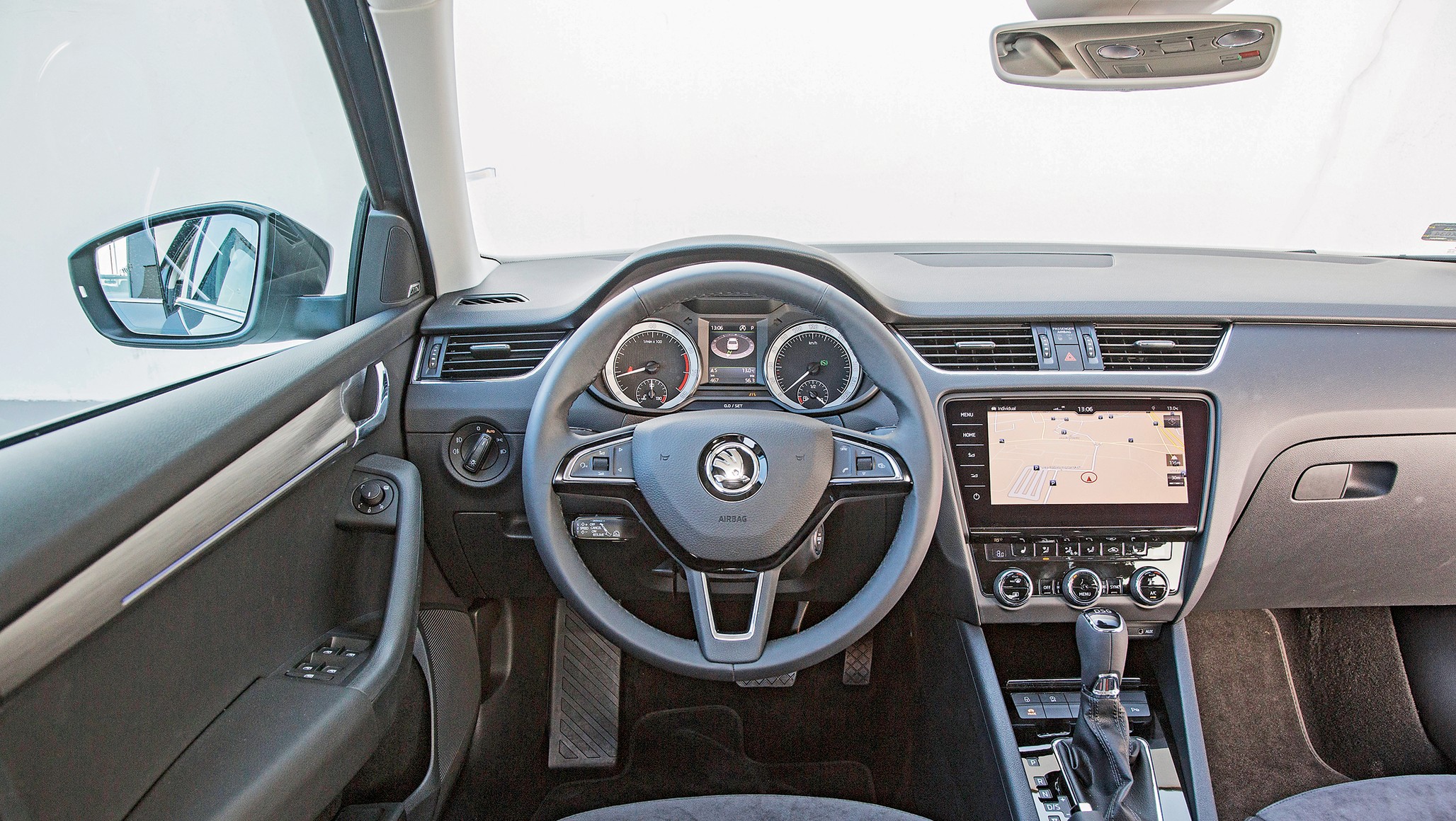 Octavia jest droga, a nawet bardzo droga. Popyt okazuje się ogromny, ceny więc do niskich nie należą. Inna sprawa, że to cecha typowa też dla starszych i młodszych generacji Octavii – po prostu ten model zawsze był na naszym rynku nieco przewartościowany. 