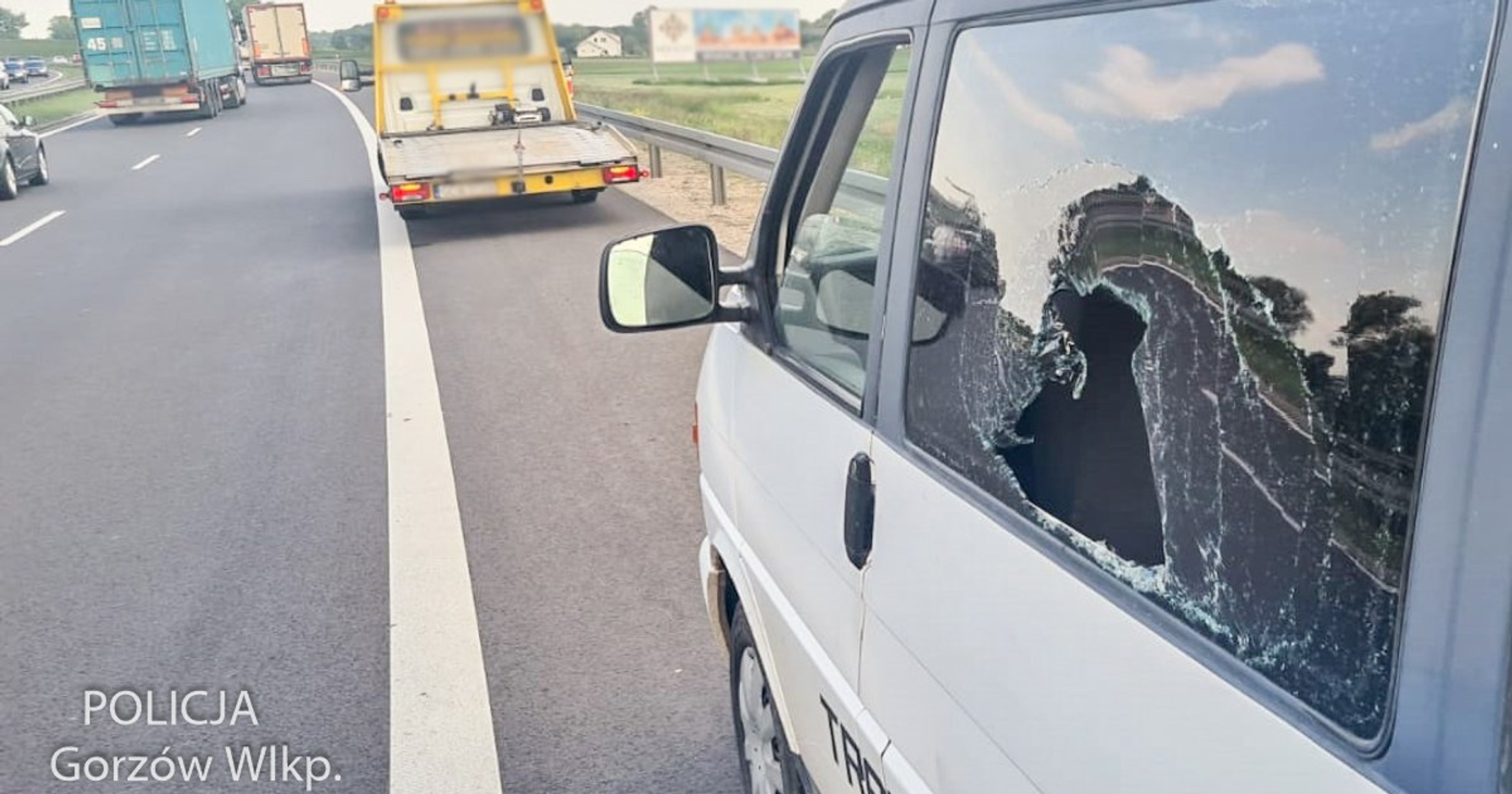 Zajechał drogę na ekspresówce i wybił szybę w aucie