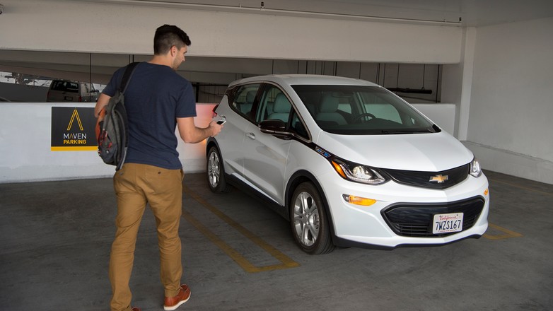 Samochód dostępny w carsharingu znajdujemy i otwieramy poprzez aplikację w telefonie