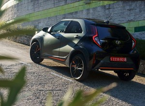 Jeździliśmy Toyotą Aygo X po Barcelonie. Teraz to modny mieszczuch o wysokich aspiracjach