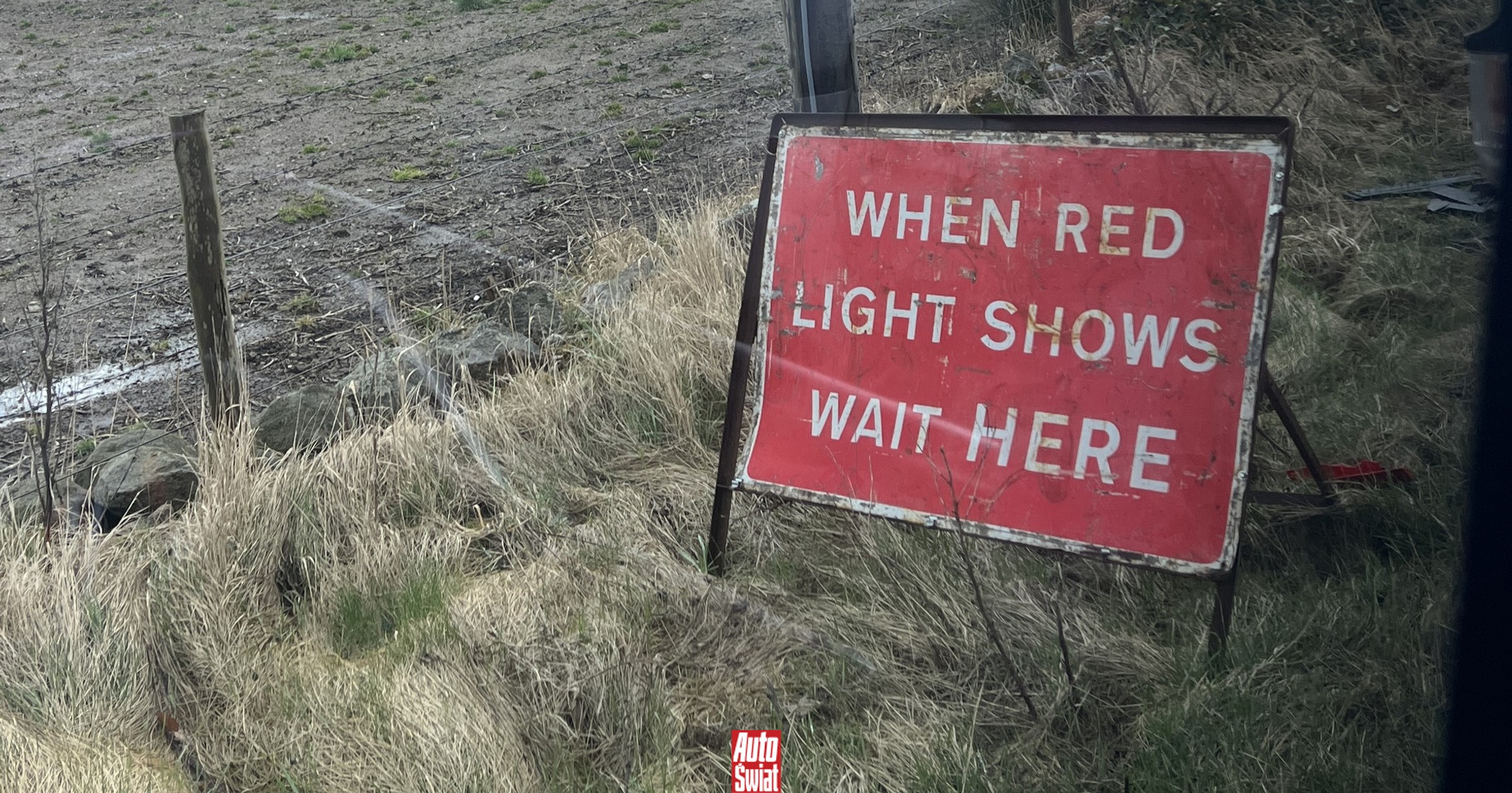 Absurd czy ułatwienie? Znaki drogowe w Wielkiej Brytanii to szczyt łopatologii [GALERIA]