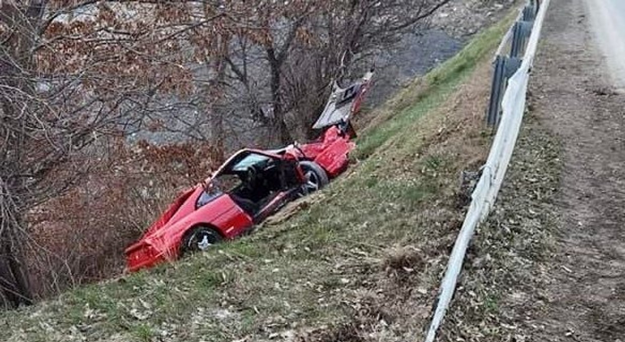 Ferrari wypadło z drogi i uderzyło w kapliczkę. Kierowca dostał wysoki mandat