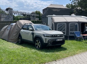 Pojechałem Dacią Duster z "odwłokiem" na festiwal. Czy sprawdza się w roli kampera?