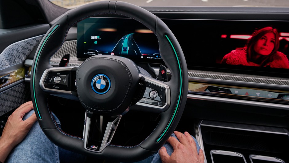 BMW jest w stanie legalnie jechać z kierowcą niepatrzącym na drogę