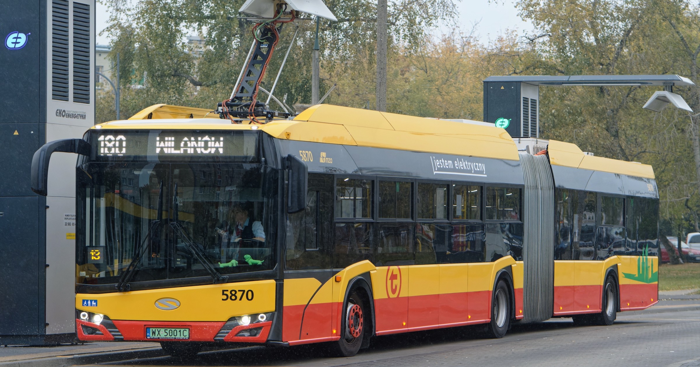 Autobus elektryczny podczas ładowania – zdjęcie ilustracyjne