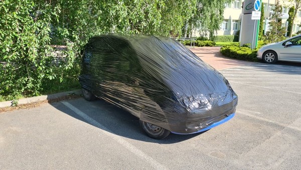 Zafoliowane auto odholowane przez Straż Miejską. Nietypowa akcja w Poznaniu