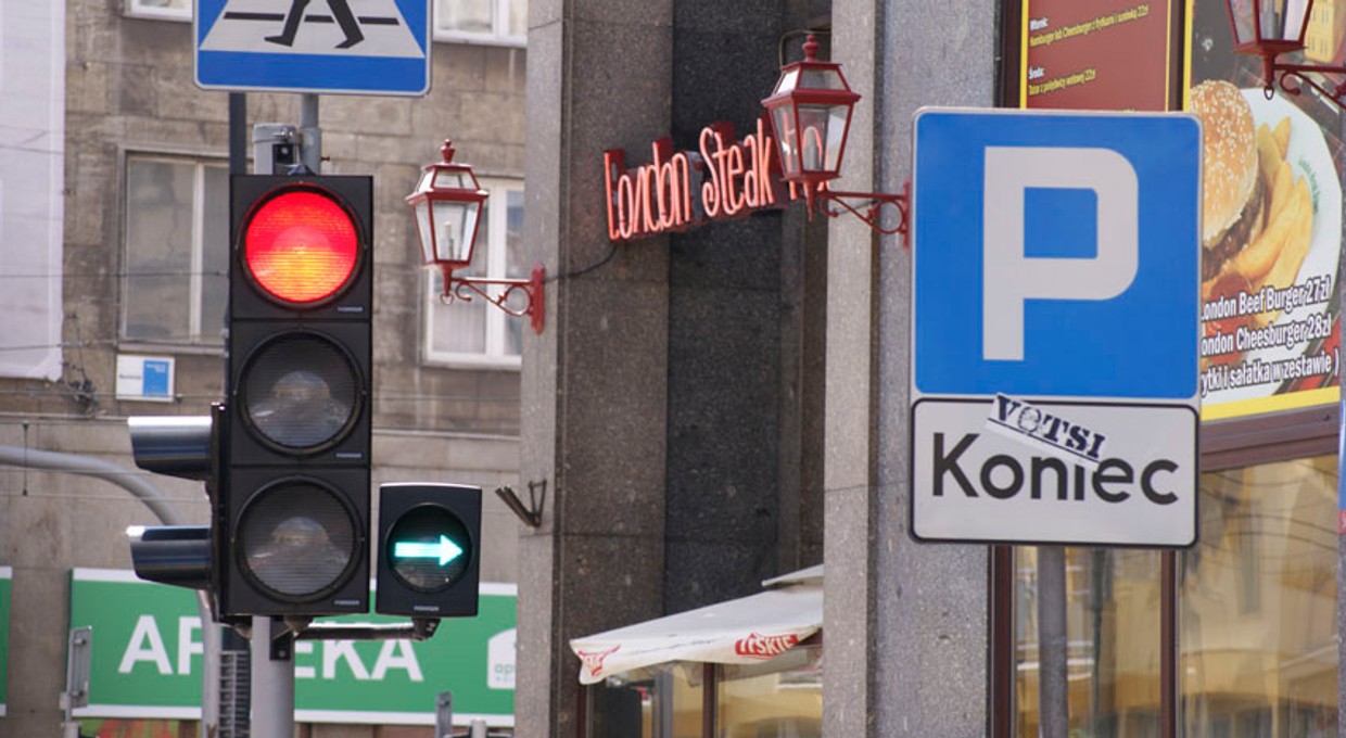 Zniknie konieczność zatrzymywania się na zielonej strzałce? Szykują się ważne zmiany dla kierowców