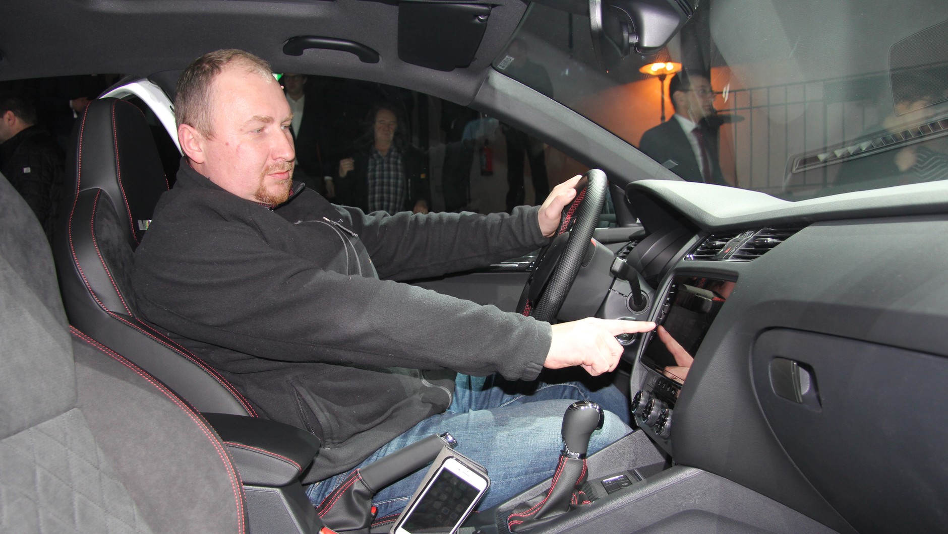 Na połyskliwym ekranie radia Columbus pojawia sie sporo śladów po palcach - Skoda Octavia III FL