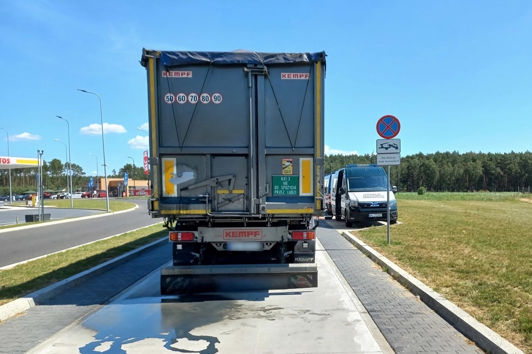 Kontrola ciężarówki wiozącej odpady