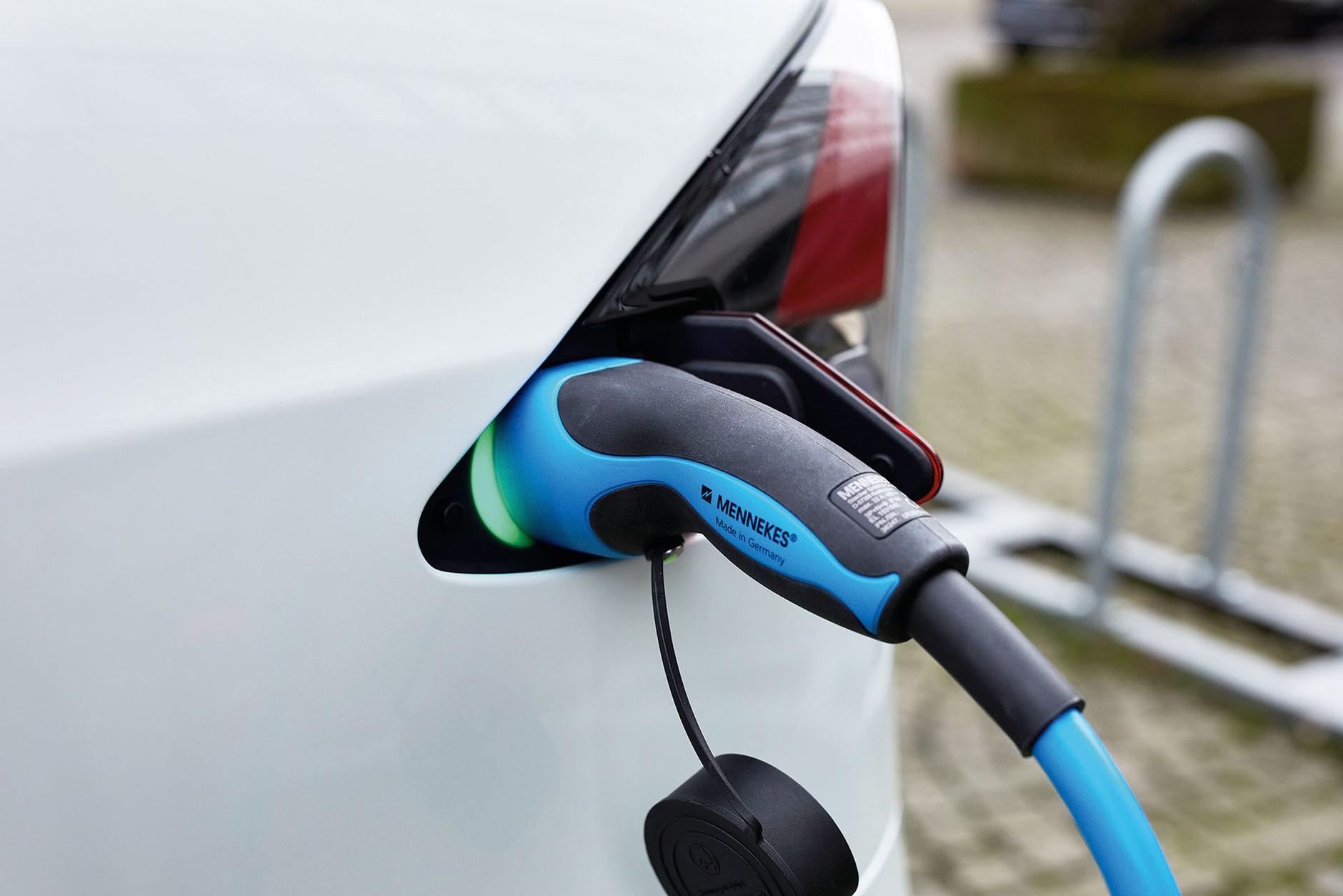 Tesla Model X kontra Audi e-tron - które elektryczne auto będzie lepszym wyborem?