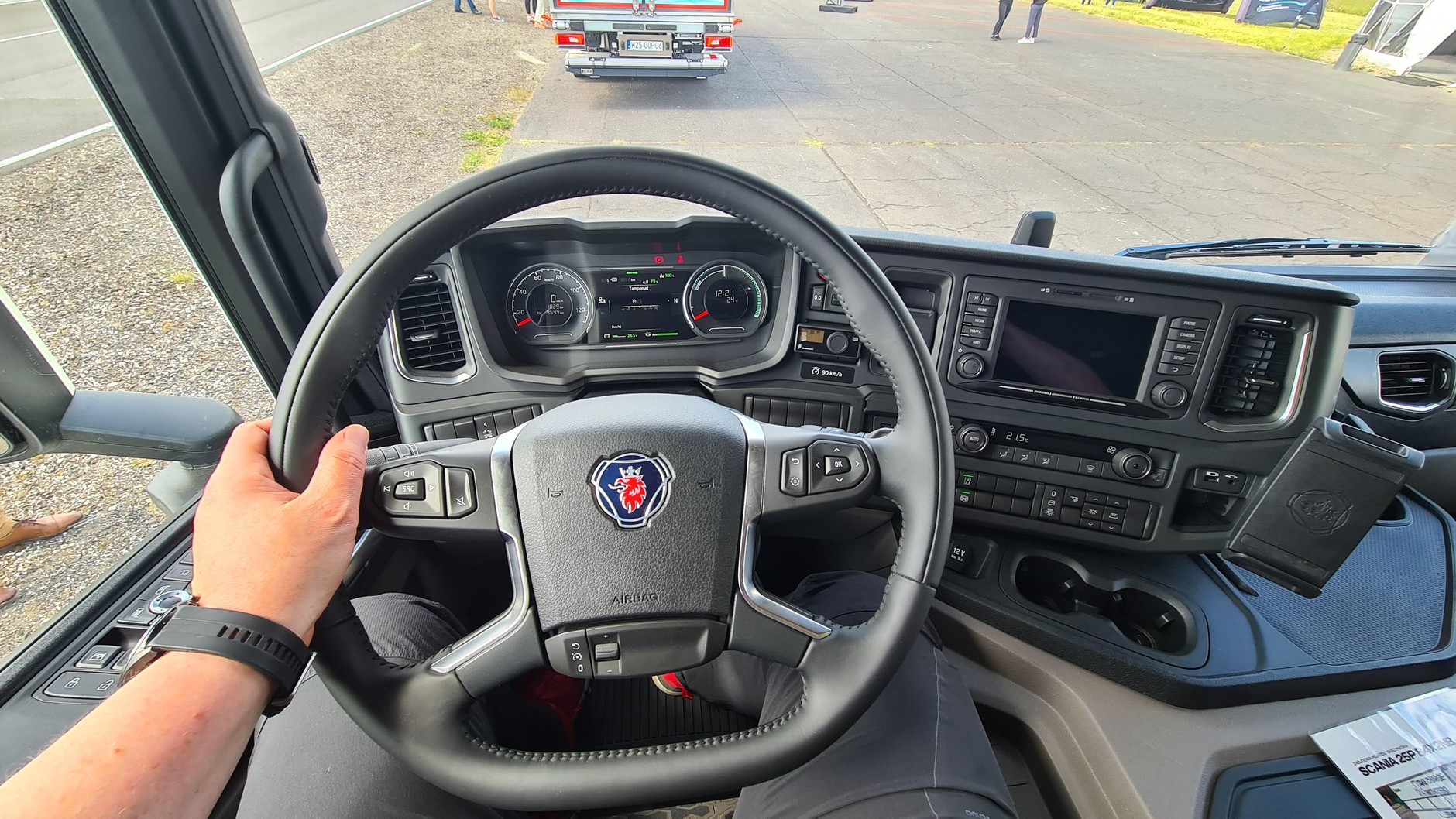 Elektryczna ciężarówka Scania w testach na lotnisku