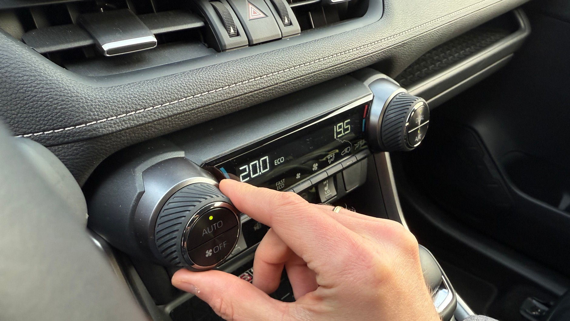 Toyota RAV4 ma wielkie pokrętła do sterowania temperaturą i mnóstwo przycisków. Trochę retro dizajn, ale jaki wygodny!