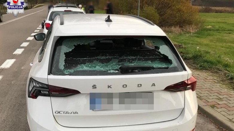 Pobudzony i agresywny 39-latek prętem uszkodził sześć przypadkowych samochodów