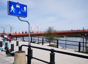 Nowy warszawski most pieszo-rowerowy w strefie zamieszkania. O co chodzi?