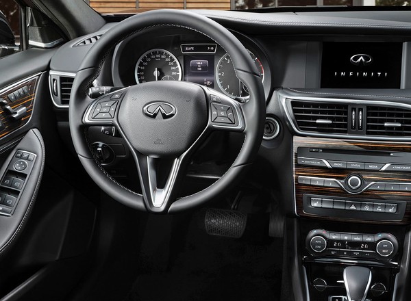Frankfurt 2015: Infiniti Q30 odkrywa wnętrze