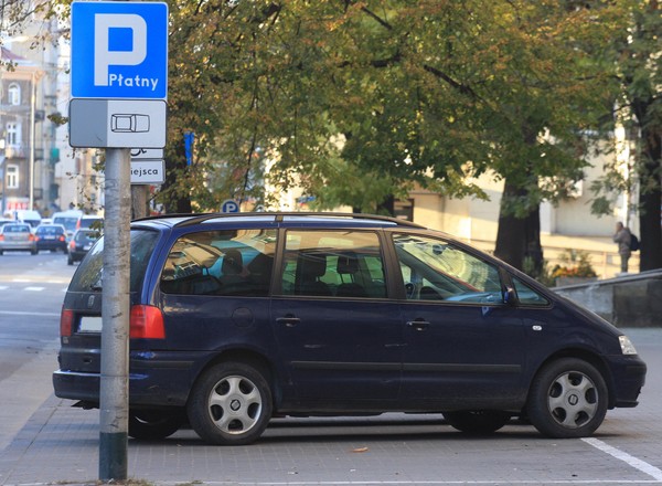 Nie będzie dyskryminacji w opłatach za parkowanie w Krakowie? WSA uznał skargę RPO
