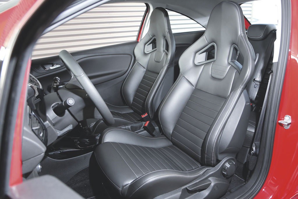 Fotele marki Recaro nie dość, że są rewelacyjnie wyprofilowane i znakomicie wyglądają, to na dodatek wchodzą w skład wyposażenia seryjnego!