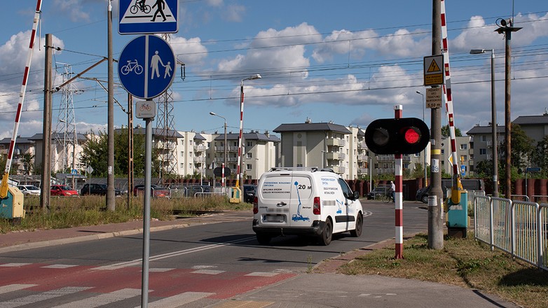 Za wjazd na czerwonym świetle na przejazd kolejowy już wkrótce grozić będzie nie tylko wysoki mandat, ale i zabranie prawa jazdy na trzy miesiące. 