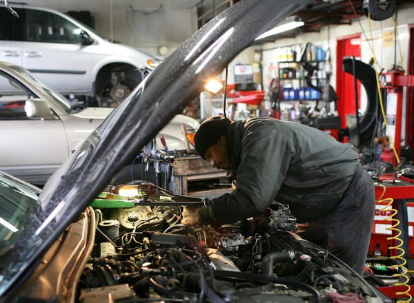 Jak bezpiecznie kupować używane części samochodowe? Motoryzacyjny poradnik
