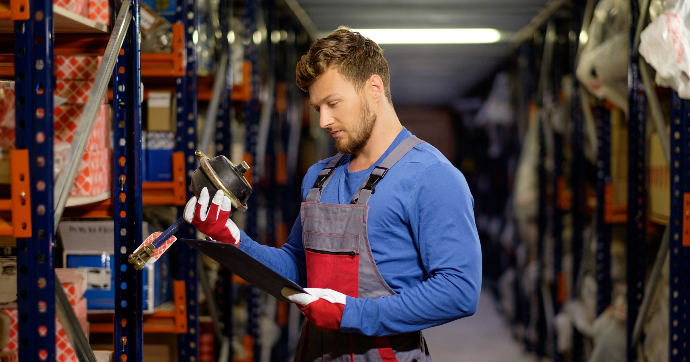 Pracownik w magazynie części zamiennych – zdjęcie ilustracyjne