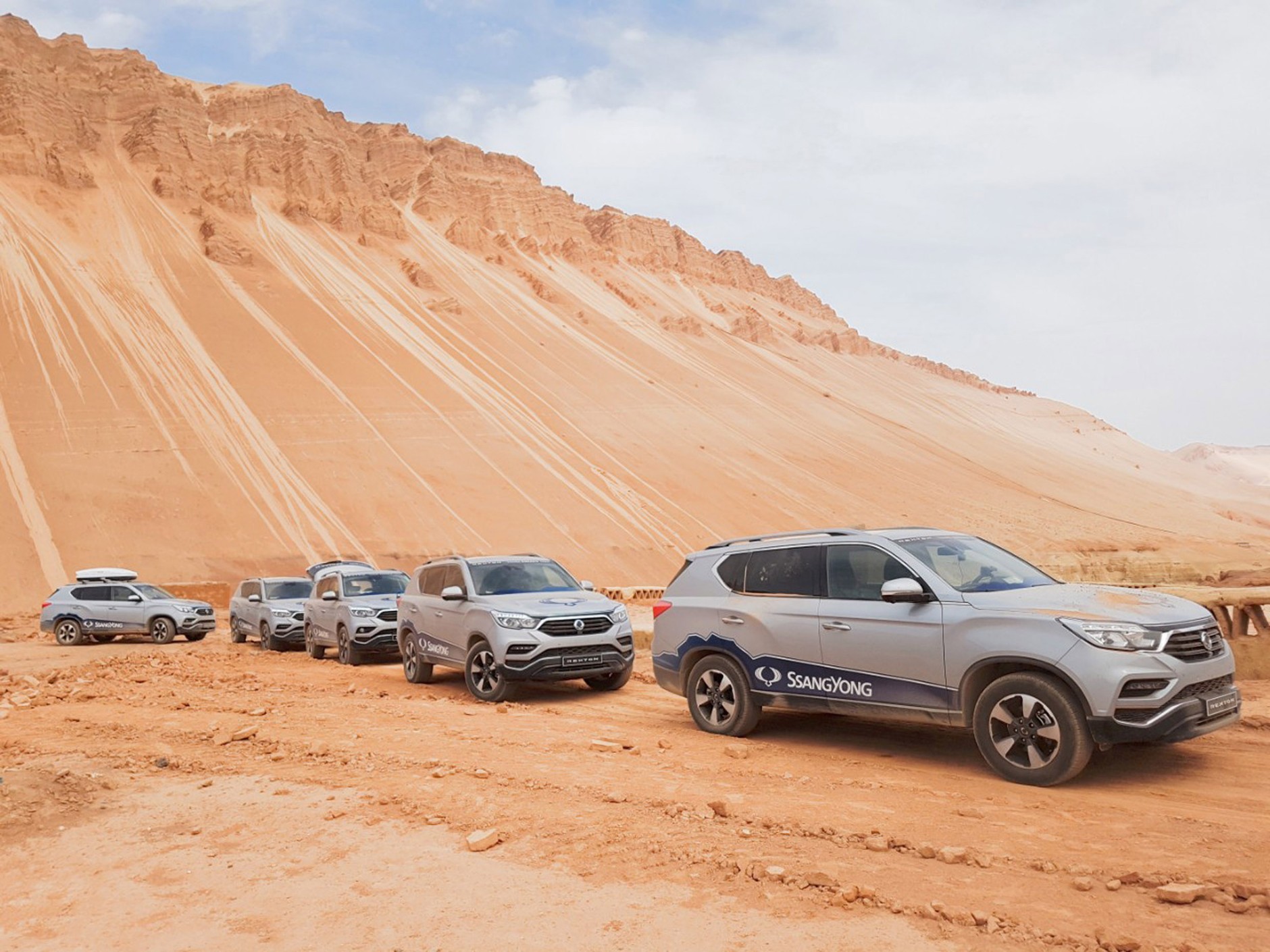 W trakcie podróży nie zawsze można było liczyć na betonowe czy asfaltowe drogi