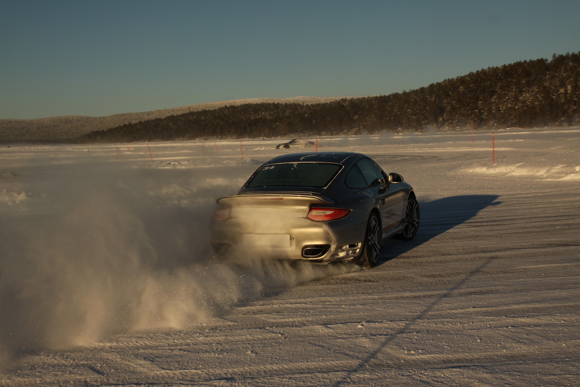 Porsche na zamarzniętym jeziorze