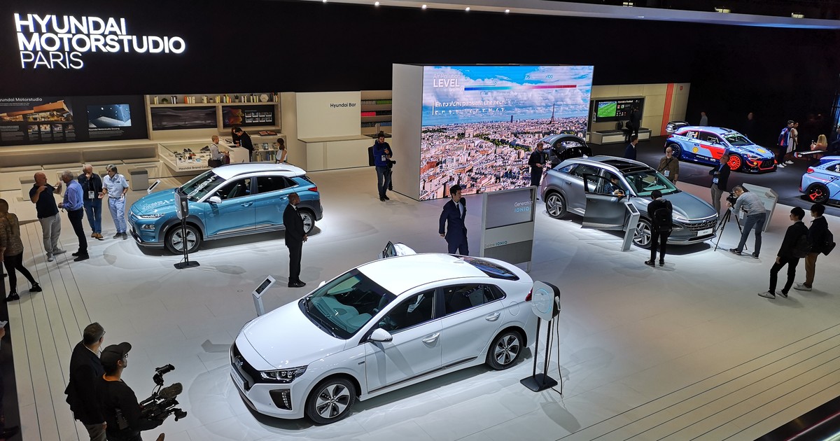 Salon samochodowy w Paryżu. Stoisko firmy Hyundai