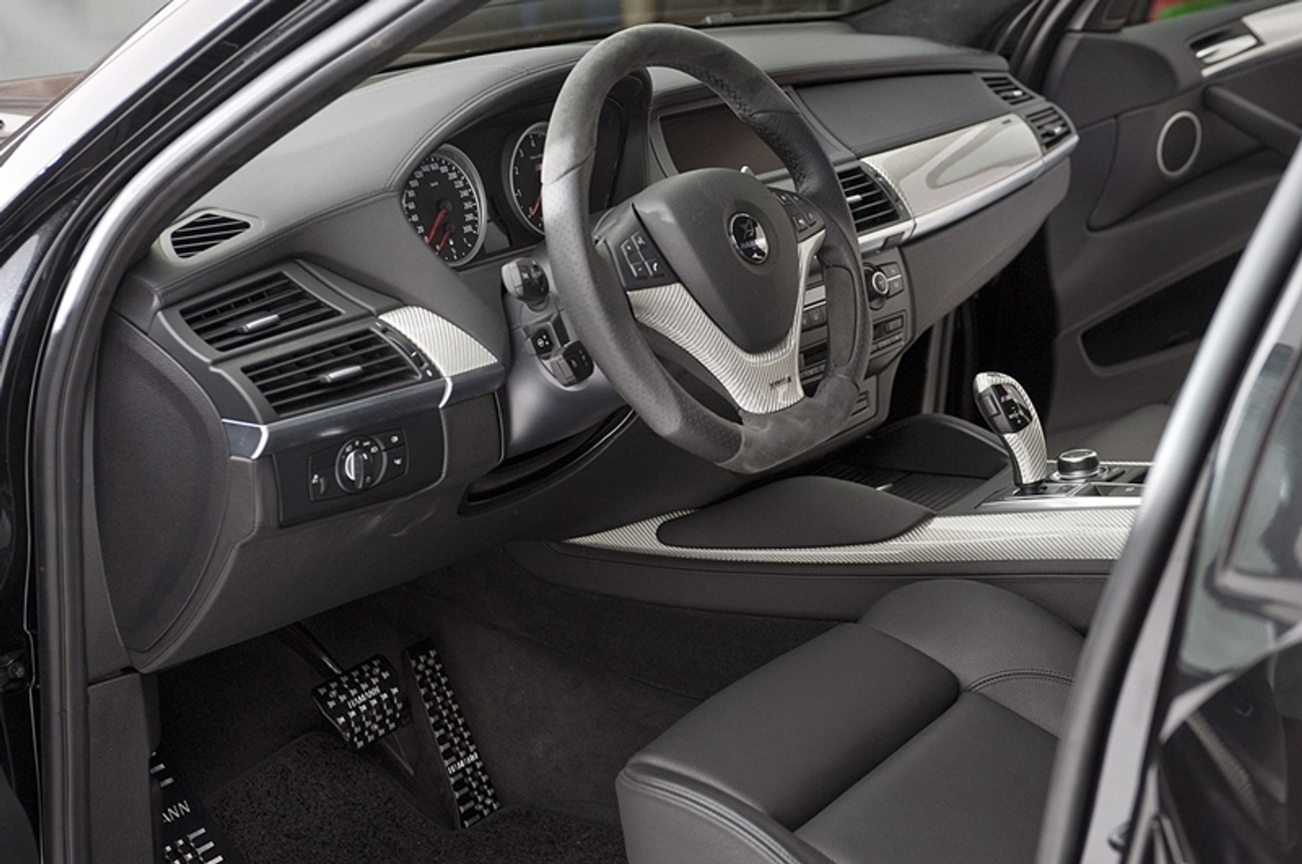 BMW X6 Tycoon Evo M ma gwiazdy na podsufitce