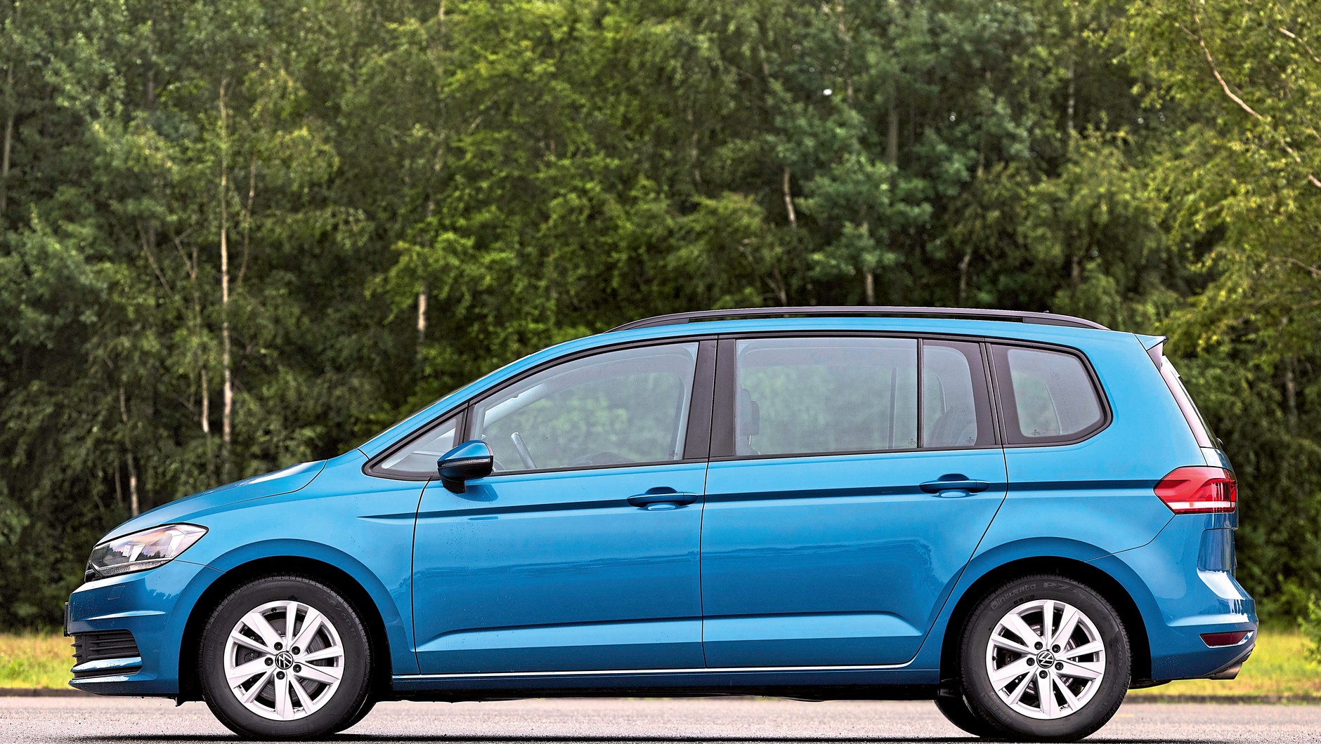 Volkswagen Touran wygląda jak "napompowany" Golf VII. 