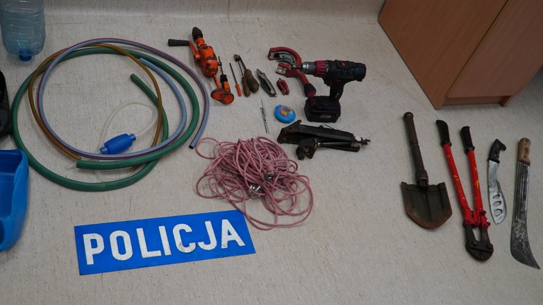 Policjanci w bagażniku znaleźli amfetaminę i sprzęt do wycinania katalizatorów