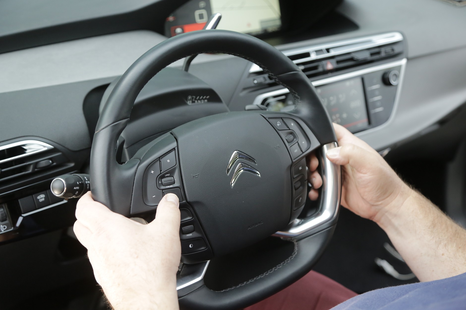 Przeładowana przyciskami kierownica