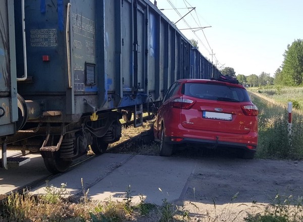 Kierowca Forda chciał staranować pociąg towarowy