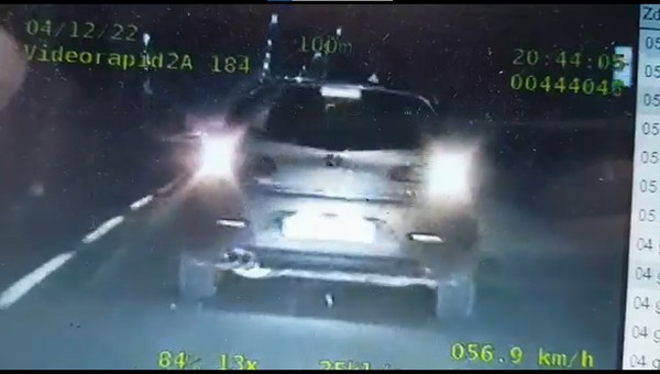 Miał prawo jazdy 14 dni. 18-latek zrobił to na oczach policji [WIDEO]