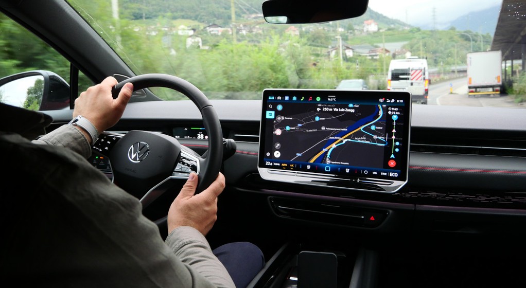 Jazda nowoczesnym autem elektrycznym