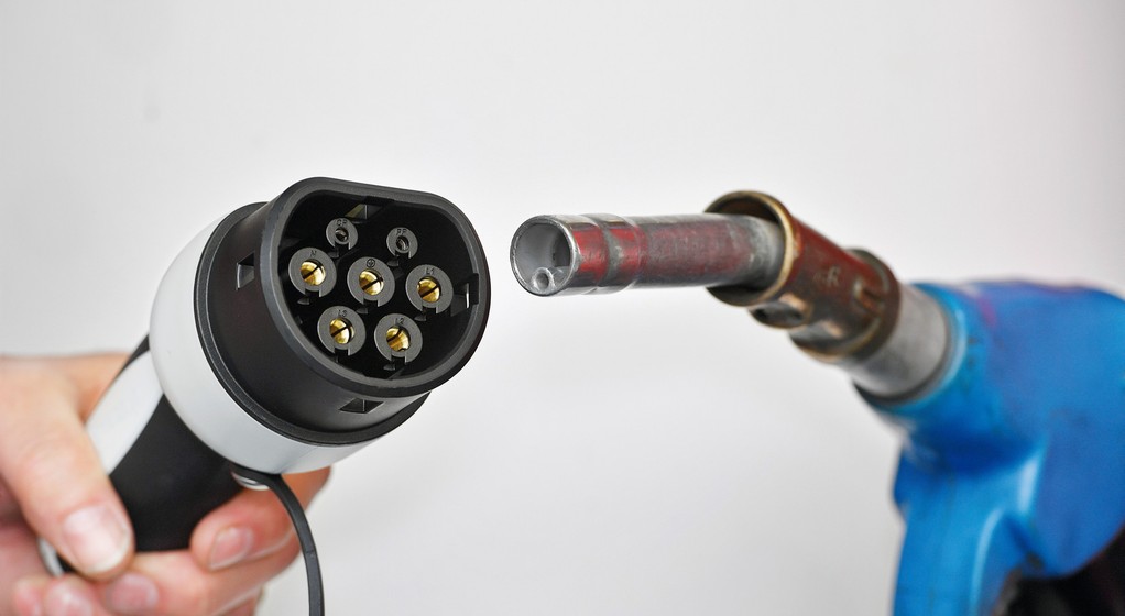 Porównanie: benzynowa hybryda, dieslowska hybryda kontra diesel i benzyna