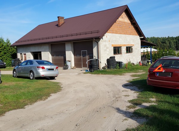 Na naprawy przyjeżdżają do niego klienci z Warszawy, bo jest taniej. Byliśmy u mechanika na wsi