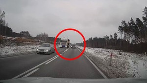 Kierowca BMW wyprzedzał bez opamiętania. "Przytulił się" do ciężarówki jak tylko mógł