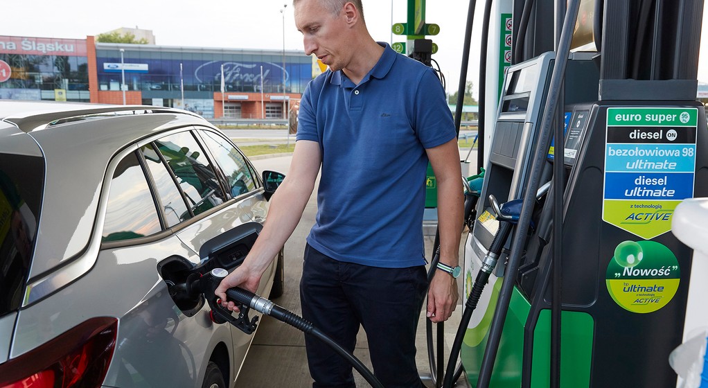 Po której stronie znajduje się wlew paliwa?