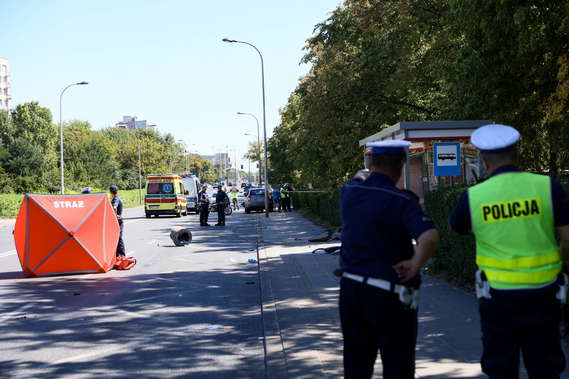 Samochód wjechał w przystanek na warszawskim Mokotowie. Dwie osoby nie żyją