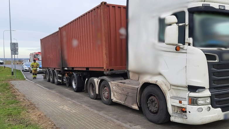 Na drodze S17 koło Garwolina zapaliła się ciężarówka, którą przewożono ponad 25 t silnie żrącego kwasu mrówkowego